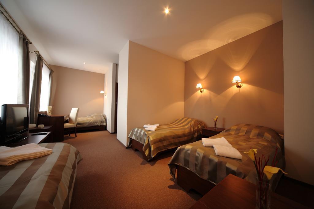 Hotel Stara Fabryka Malogoszcz Oda fotoğraf
