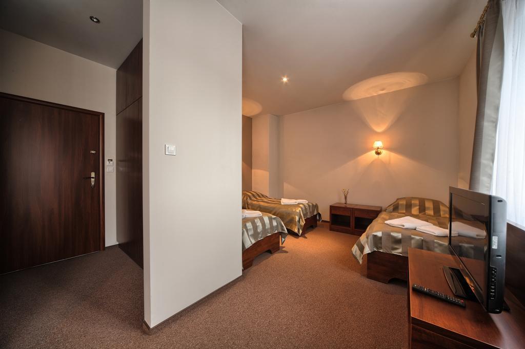 Hotel Stara Fabryka Malogoszcz Oda fotoğraf