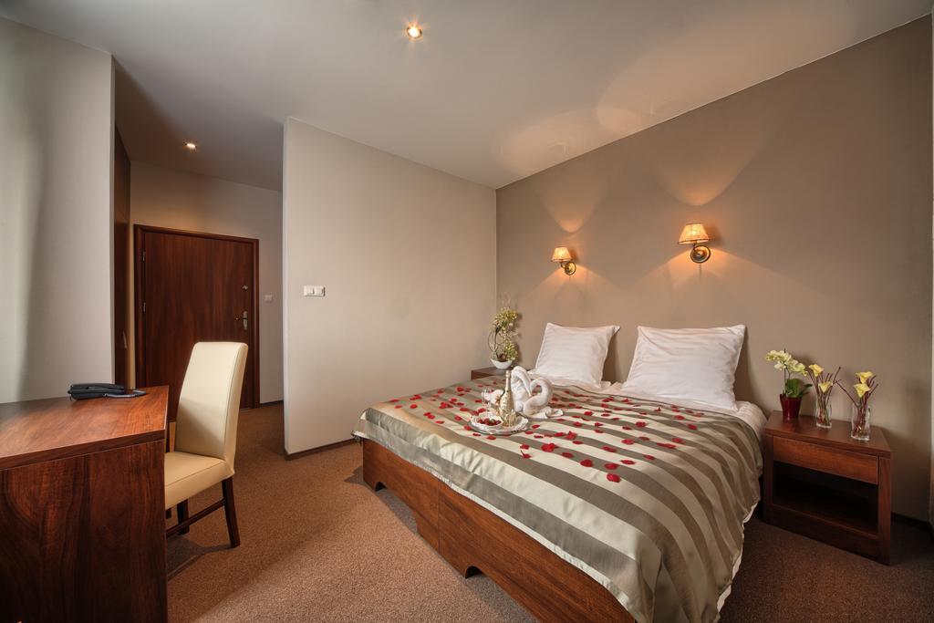 Hotel Stara Fabryka Malogoszcz Oda fotoğraf