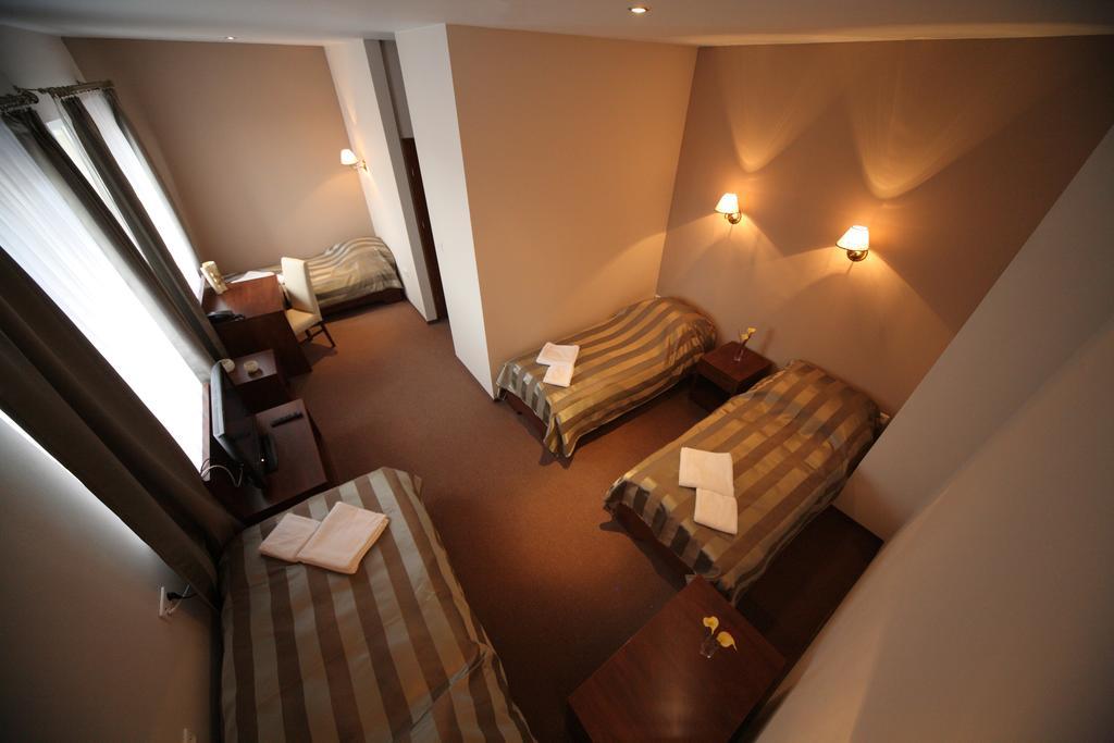 Hotel Stara Fabryka Malogoszcz Oda fotoğraf